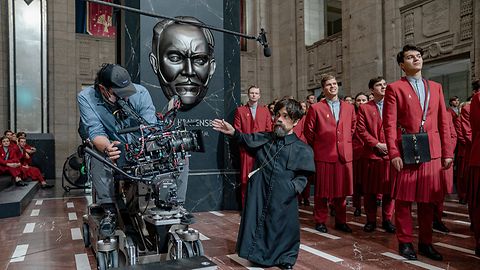 The-Hunger-Games-Ballad-of-Songbirds-&-Snakes-cinematography-ARRI-Rental-ALEXA-Mini-LF-Signature-Prime-Peter-Dinklage-dolly-shot