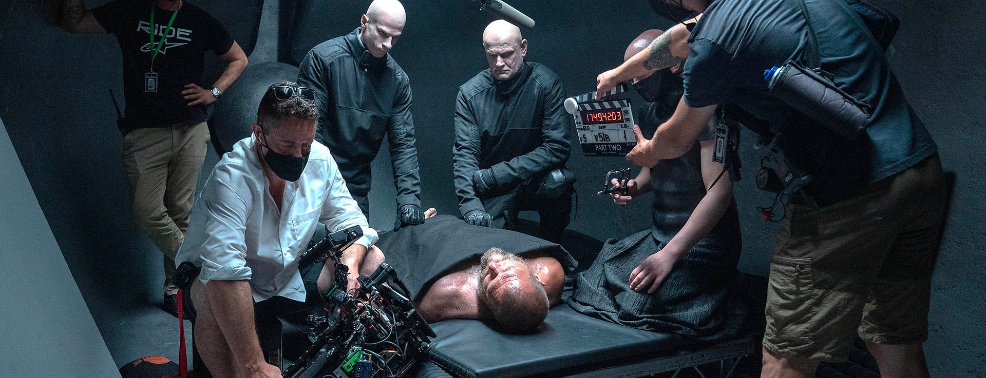 摄影指导格雷格·弗莱瑟（Greig Fraser, ACS, ASC）为导演丹尼斯·维伦纽瓦（Denis Villeneuve）史诗科幻改编电影的第二部分选择了 ALEXA 65、ALEXA Mini LF 摄影机，以及包括 ARRI 租赁公司（ARRI Rental）独家光学镜头在内的多款镜头