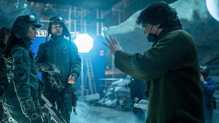 Behind the scenes of “Mickey 17”: Bong Joon Ho directs Robert Pattinson.