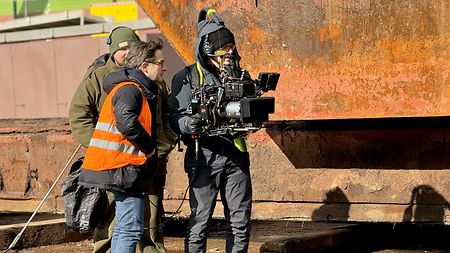 Behind the scenes of “The Amateur”: Director James Hawes (left) and cinematographer Martin Ruhe ASC (right) discuss a shot on location using a 145 mm ALFA.